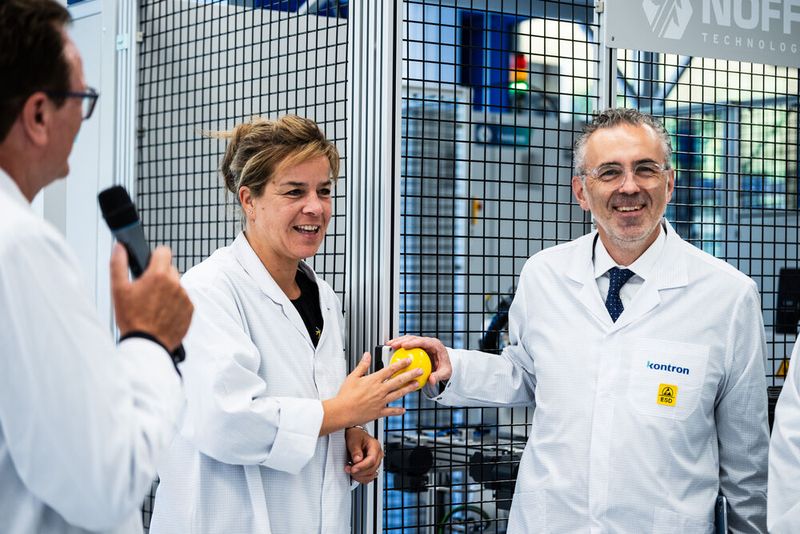 Mona Neubaur, Ministerin für Wirtschaft, Industrie, Klimaschutz und Energie des Landes Nordrhein-Westfalen, und Thomas Jarzombek, Parlamentarischer Staatssekretär im Bundesministerium für Digitales und Staatsmodernisierung, besuchten den Standort in Düsseldorf. (Bild: Kontron AG)