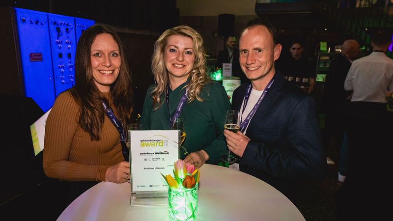 (v.l.) Monique Berends, Anne Papenfuß und Marcus Bäßler vom Autohaus Liliensiek (Bild: stefan bausewein)