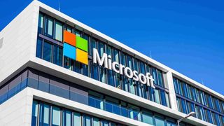 Der Software-Gigant Microsoft hat jetzt verlauten lassen, rund drei Prozent der weltweiten Stellen zu streichen. Bei der Größe der Belegschaft wären das dennoch einige Tausend ... (Bild: Microsoft)