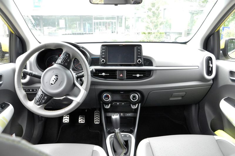 Der Innenraum ist vorne relativ geräumig. (Bild: Simon / »kfz-betrieb«)