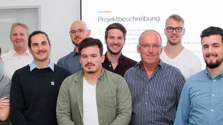 Im Rahmen eines Projekts analysierten Studierende der Hochschule Pforzheim, Mithilfe von Data Science, die Steuerungs- und Fehlerdaten eines Unternehmens. Unterstützung erhielten sie vom Pforzheimer Professor Dr. Joachim Schuler (4.v.r.). (Bild: Hochschule Pforzheim)