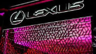 Das neue Lexus-Forum Osnabrück ist besonders nachts ein Hingucker. (Foto: Auto Weller)