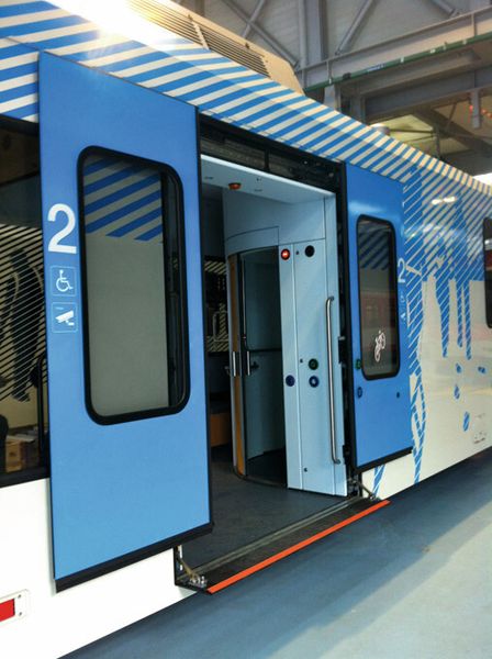 Bild 2: Aufgrund der fehlenden Selbsthemmung des Kronenradgetriebes im Trittautomationssystem lässt sich der Tritt im Notfall auch von Hand einklappen. (Bild: Ebm-Papst Zeitlauf)