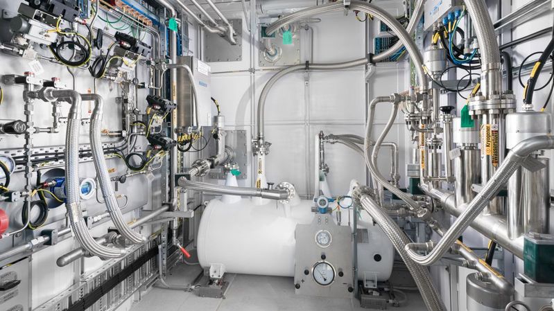 Der Verflüssiger kühlt Wasserstoff-Gas auf kryogene Temperaturen (