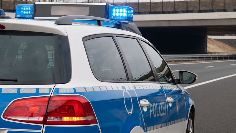 Funkgerät, Stift und Zettel statt Handy: Die Streifenpolizisten in Mecklenburg-Vorpommern müssen derzeit ohne Dienst-Smartphones auskommen.(Bild: ©  abr68 – stock.adobe.com)