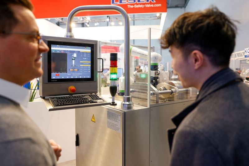 Alles im Blick? Na hoffentlich! Der zweijährige Event-Tournus bringt die Armaturen-Welt zusammen. (Bild: Messe Düsseldorf / ctillmann)