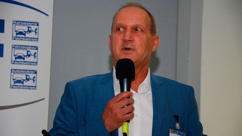 Rechtsanwalt Jochen Pamer, Geschäftsführer Autorechtaktuell, klärte die Teilnehmer über Vertragsprobleme im Fahrzeugbau auf. (Bild: Wenz - F+K)