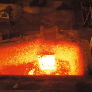 Realer Zwischenbehälter beim Ausfluss des flüssigen Stahls.