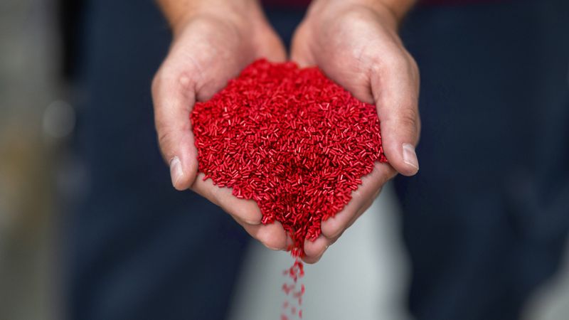 Wenn Materialien wechseln, liefert Lifocolor nach eigenen Angaben das passende Masterbatch: trägeridentisch, prozesssicher, zugelassen.(Bild:  Lifocolor)