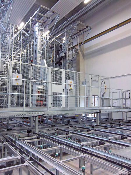 Bild 1: Das neue Tablar-AKL versorgt und optimiert bei der Maschinenfabrik Niehoff die Produktion. (Bild: Klinkhammer)