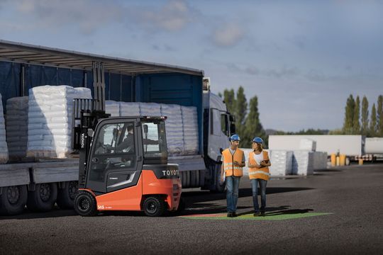 Wie ein grüner Teppich legt sich das kamerabasierte Fahrerassistenzsystem „SEnS+“ von Toyota um die unmittelbare Gefahrenzone eines Staplers.(Bild:  TMHD)