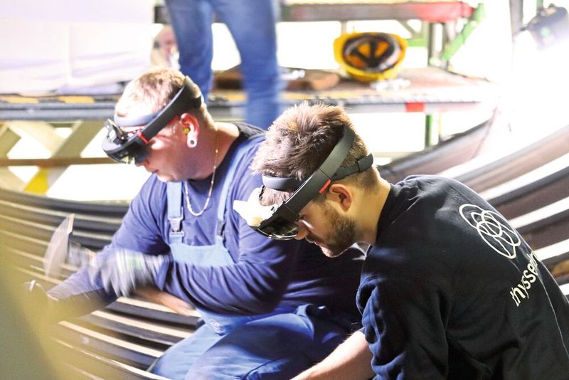 Ingenieure von Thyssenkrupp kombinieren traditionelles Werkzeug mit moderner AR-Hardware. (Bild: Thyssenkrupp)