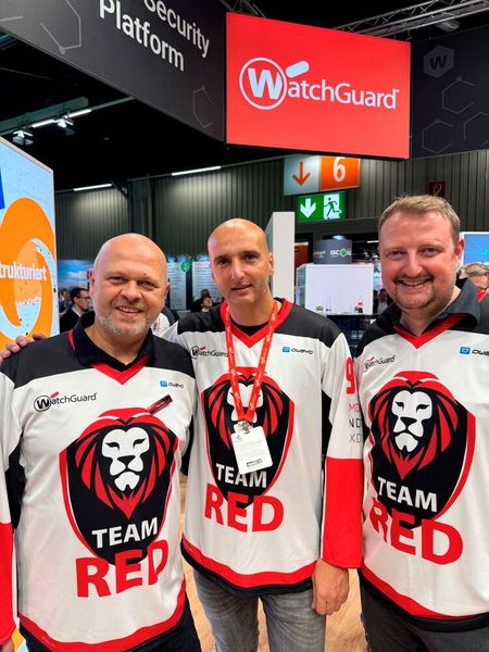 (v. l.) Paul Moll, Manuel Mayer und Robin Seyler (WatchGuard) stellen sich der Eishockey-Challenge (Bild: Vogel IT-Medien)