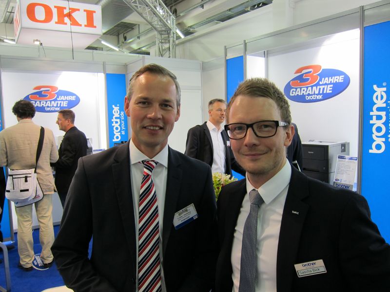 Torsten Heilsberg (l.) und Sascha Bick, BROTHER, retteten einen mit frischer Pfefferminze (IT-BUSINESS)