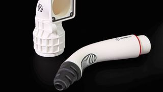 Stratasys hat mit Poly-Jet Tough-One White ein neues Material für seine Poly-Jet-Drucker eingeführt. Das Material zeichnet sich durch eine verbesserte Schlagfestigkeit und Flexibilität aus, die bohr-, fräs- und selbstschneidende Eigenschaften ermöglicht. (Bild: Stratasys)