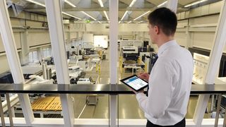 «TruTops Fab»-App: Über das iPad können Produktionsleiter oder Geschäftsführer von überall auf der Welt ihre Produktion überwachen. (Bild: Trumpf)