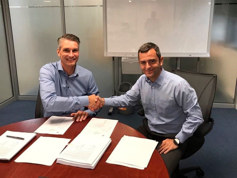 (l to r) Paul Cox, managing director Vopak Terminal Durban and Fluor's general manager Sub-Saharan Africa, Alejandro Escalona during the signing ceremony of the engineering, procurement and construction management contract.  (Business Wire)