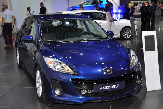 Den Mazda3 haben die Japaner überarbeitet und ihm eine neue Front sowie neue Materialien im Innenraum verpasst. (Wehner)