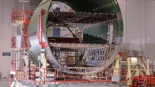Der Kuka Omnimove bewegt riesige Flugzeugteile im Hangar der Airbus Operations GmbH in Hamburg-Finkenwerder. (Kuka)