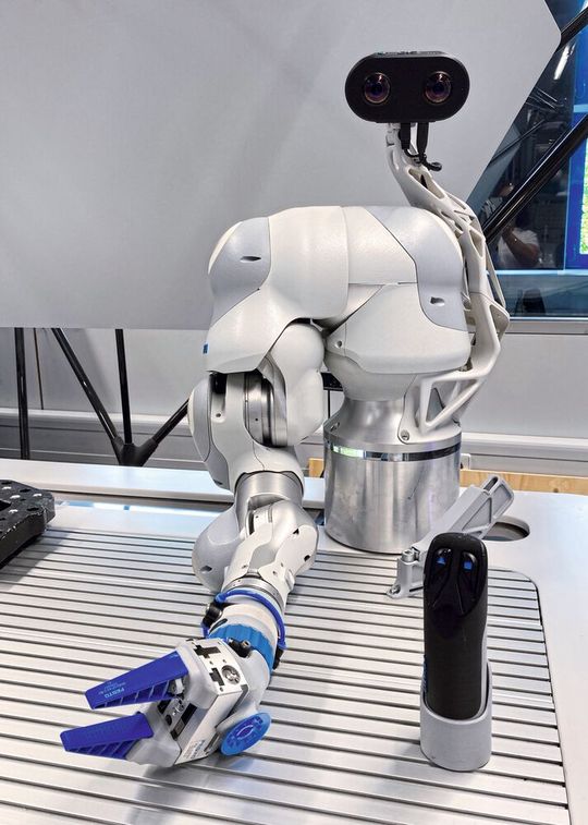Der Bionic Cobot ist in seinen Abmessungen einem menschlichen Arm nachempfunden. Über die angebaute Kamera werden gerade Möglichkeiten untersucht, ihn über eine VR-Brille zu steuern.(Bild:  Stefanie Michel)