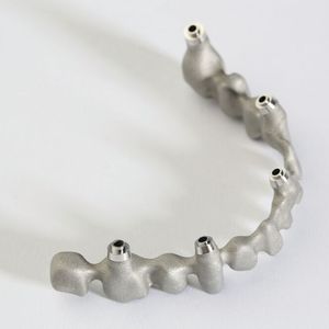 GF Machining Solutions zeigt außerdem 3D-Metalldruck-Anwendungen für patientenspezifische Zahnbrücken, fertiggestellt mit den passenden sowie absolut hygienischen Nachbearbeitungsverfahren.