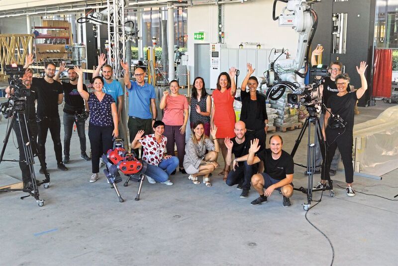 L'équipe Swiss TecLadies au complet, accompagnée des slammeuses Lisa Christ et Marguerite Meyer, des scientifiques de Robotic Systems Lab et de l’équipe technique de Event AG. (SATW 2020)