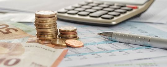 Verspätete Zahlungen und ausbleibende Forderungen setzen viele Unternehmen im Maschinen- und Anlagenbau unter Druck.(Bild: ©  Zerbor - stock.adobe.com)