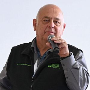 Für Wolfgang Wiedemann von Murrelektronik ist ein Vorteil von IO-Link, dass der Maschinenbauer problemlos Sensor A oder Sensor B einbauen kann.(Bild:  Stefanie Michel)