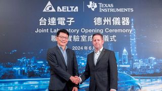 Handschlag für die künftige Zusammenarbeit: (links) James Tang, Delta Electronics, und Amichai Ron von Texas Instruments. (Bild: Texas Instruments)