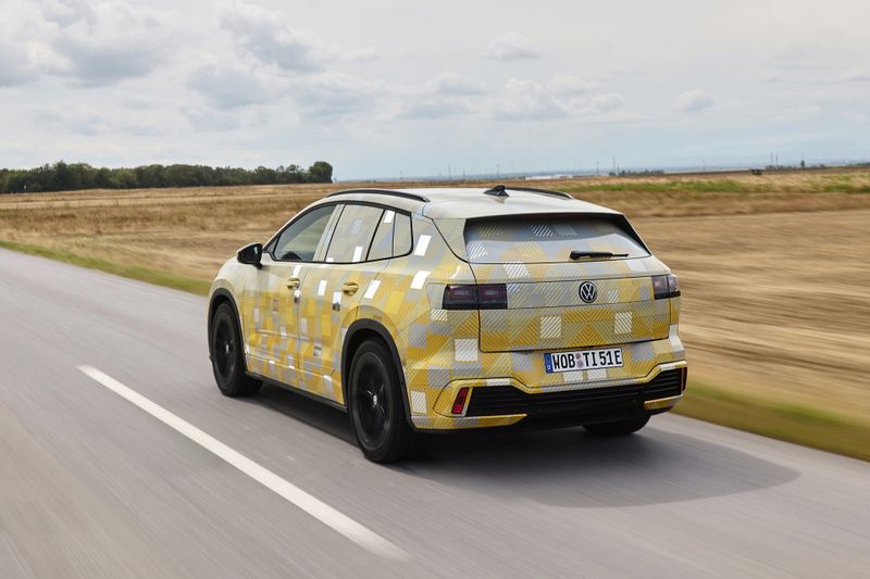 Bis dahin gibt es Bilder des neuen Modells lediglich mit Tarnfolie. (Bild: Volkswagen AG)