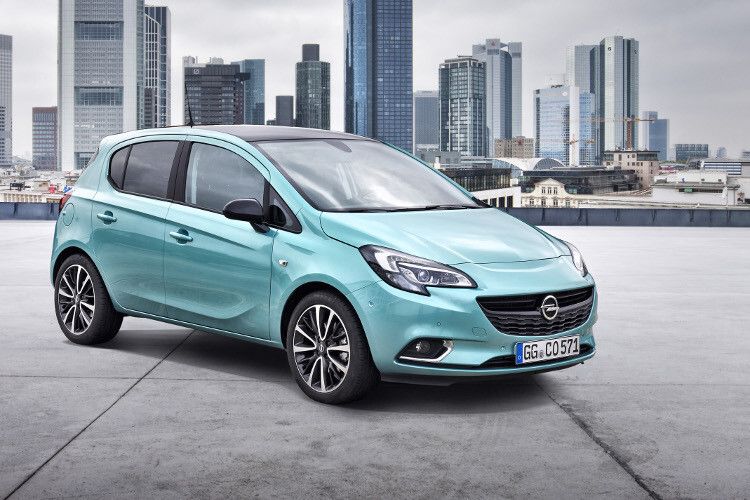 Beim Corsa fällt ein Designmuster auf, dass sich seit dem Corsa A vor 32 Jahren durch alle Baureihen zieht. Der Automobilhersteller bringt nicht bei jedem Modellwechsel ein komplett neues Design heraus. War der Corsa A noch vollkommen anders, sahen sich B und C recht ähnlich. Erst wieder beim Corsa D brachten die Rüsselsheimer ein komplett neues Fahrzeug. Da entspricht es dem Muster, wenn der neueste Wurf, der Corsa E, dem Vorgänger wieder ähnlicher schaut. (Foto: Opel)