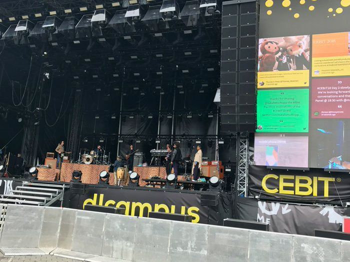 Dafür gibt´s morgens schon Live-Musik.  (IT-BUSINESS)