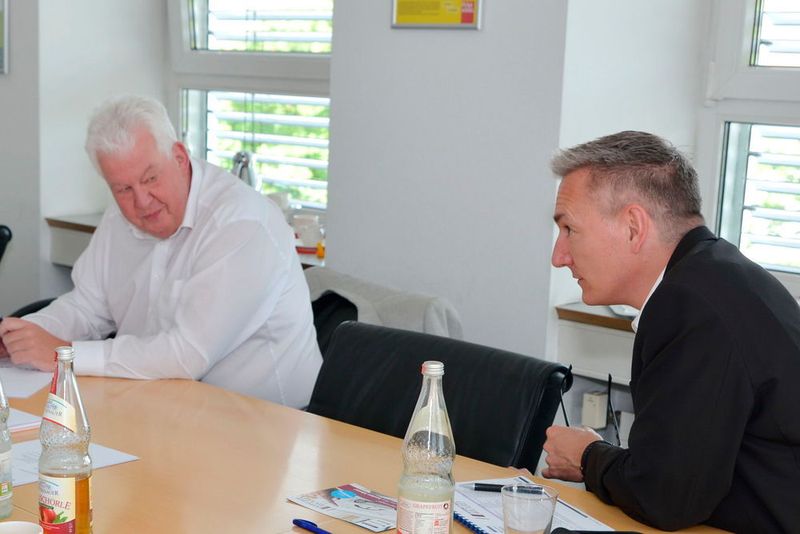 Wolfgang Michel (re.), Chefredakteur von »kfz-betrieb«, und Joachim von Maltzan, Ressortleiter Management & Handel bei dem Branchenmagazin, brachten ihre Perspektive in die Auswertung der Bewerbungen ein ... (Röder / »kfz-betrieb«)