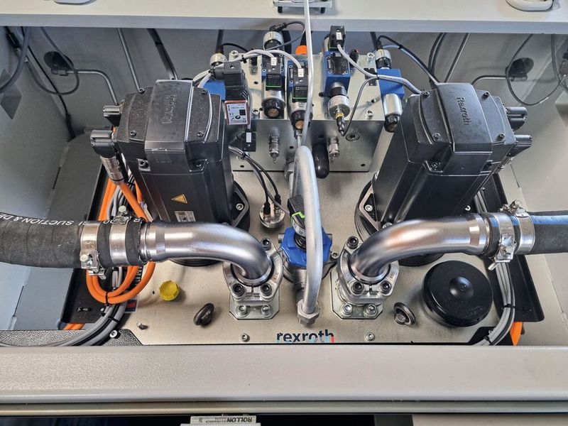 Kompakt, dynamisch und energieeffizient: Das servohydraulische Kleinaggregat ABKAG von Bosch Rexroth mit zwei drehzahlgeregelten Sytronix Motor-Pumpen-Einheiten und strömungsoptimiertem Steuerblock. (Bild: Boschert)