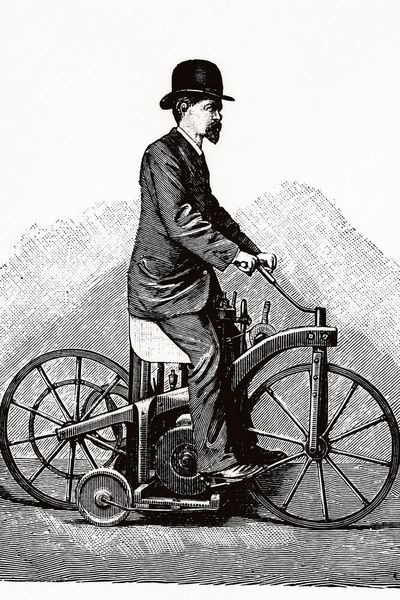 Wilhelm Maybach auf dem im Jahr 1885 von Gottlieb Daimler zum Patent angemeldeten Reitwagen. Dieses erste Motorrad der Welt diente als Versuchsträger für den schnell laufenden Viertaktmotor, den Daimler und Maybach erfunden hatten. (Bild: Mercedes-Benz AG)