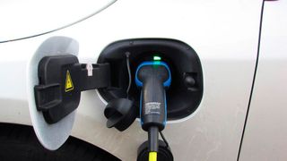 Ab Januar 2023 sollen Plug-in-Hybride nicht mehr gefördert werden. Die Änderungspläne der Politik für den Umweltbonus werden vom ZDK scharf kritisiert. (Bild: gemeinfrei)