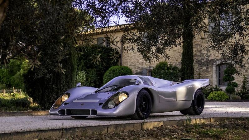 Bis dahin war er ein ausgemusteter Renn- und Versuchswagen. Modifiziert durch Porsche und halbwegs straßentauglich gemacht, war er seit dem 29. April 1975, mit einer theoretischen Höchstgeschwindigkeit von 360 km/h, der vermutlich schnellste Straßenwagen der Welt. (Bild:  Porsche AG)