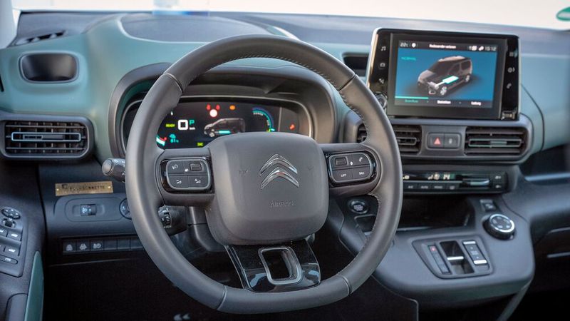 Wie modern der Berlingo Fourgonnette ist, offenbart unter anderem der Blick ins Cockpit. (Bild: Citroen)