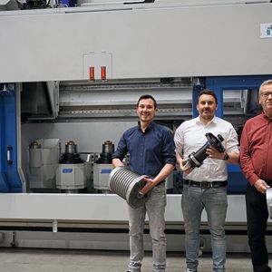 Haben die neue Technologie zur Serienreife gebracht (v. l): Daniel Pilz (Project Leader NSH Technology) mit dem Musterbauteil von Mapal, André Ranke (Gebietsverkaufsleiter Mapal) mit einem Feinbohrwerkzeug und Thomas Lötzsch (Sales Manager bei NSH Technology) mit einem Kundenbauteil. (Bild: Mapal)