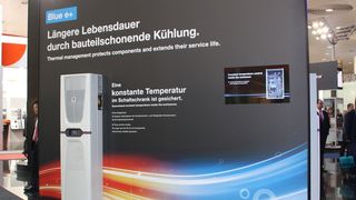 Auf der Hannover Messe 2015 hat Rittal erstmals seine neue Kühlgerätegeneration Blue e+ vorgestellt. (Bild: Zwettler, konstruktionspraxis)