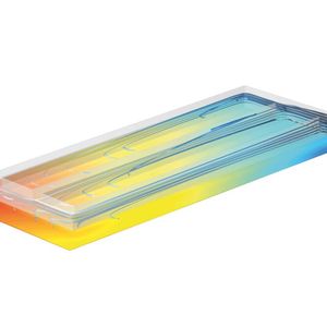 Stromdichteverteilung in einer Ebene in der Mitte des Elektrolyseurtrenners und Strömungslinien des Wasserstoffs in einer Festoxid-Elektrolysezelle. Die Farbe der Strömungslinien repräsentiert den Wasserstoffpartialdruck. Die Stromdichte nimmt in den Bereichen ab, in denen die Konzentrationsüberpotenziale für die Wasserstoffentwicklung zunehmen.(Bild:  Comsol)