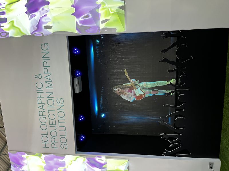 Optoma zeigt holographische Konzerte - wer es mag...?! (bei dem ABBA Konzert in London wird es Premiere sein, mal sehen, wie es ankommt.) (IT-BUSINESS)