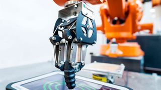 Das entwickelte Robotersystem kann typische Anwendungsszenarien von Nutzern auf beliebigen Geräten mit Mensch-Maschine-Schnittstelle, beispielsweiseTouchscreens, tausendfach nachstellen. (Bild: Fraunhofer IPA)