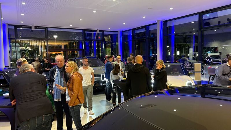 Zu den Mini-Afterwork-Events der Autohausgruppe Motorheimat kamen im September und Oktober 150 Unternehmer, um sich zu vernetzen und auszutauschen.(Bild:  Motorheimat)