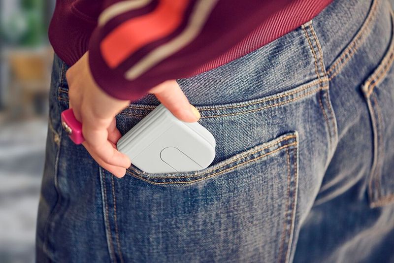 Die Logi Fold von Logitech lässt sich einfach zusammenklappen und passt in jede Hosentasche. (Bild: Logitech)