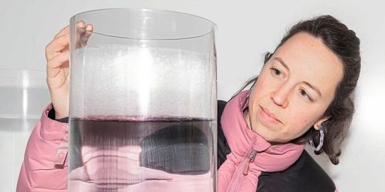 ETH-​Fellow Alice Pradel in der Kältekammer: Hier erzeugt sie in mit Meerwasser gefüllten Säulen Eiskerne, um den Transport von Mikro-​ und Nanoplastik im Eis zu untersuchen. (Bild:  Michel Büchel / ETH Zürich)