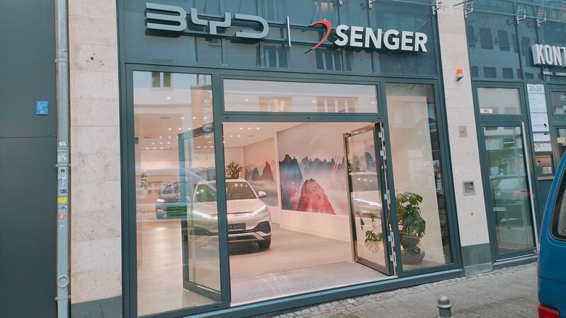 In Köln sorgt derzeit ein neuer Shop für das Interesse der Passanten: ein Showroom für BYD der Autohausgruppe Senger.