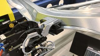 Beidseitig öffnender Klemmgreifer. (Springer)