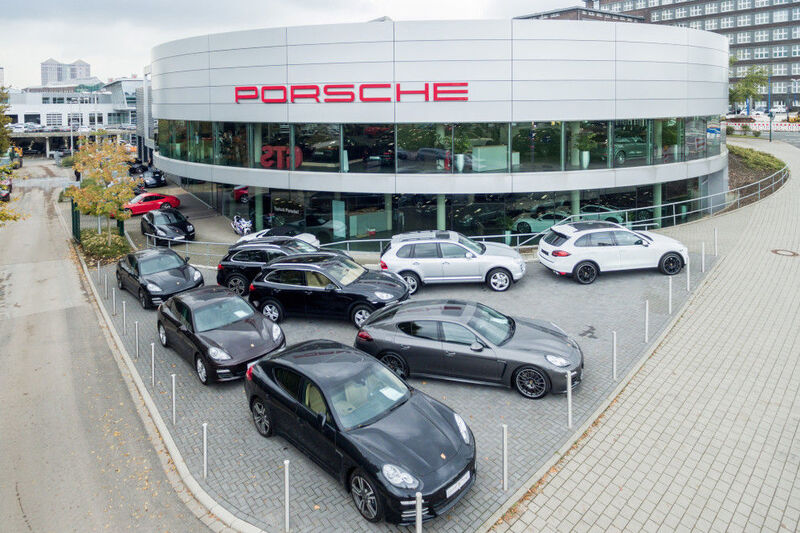 Dominant präsentiert sich das Porsche Zentrum Essen. (Gottfried Schultz)