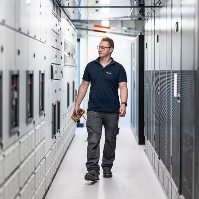 KI-Workloads treiben die Leistungsdichte in Rechenzentren deutlich nach oben. Stromversorgung und Kühlung müssen deshalb auch mit hohen Lastspitzen und dicht gepackten GPU-Systemen umgehen können. (Bild: Delta Electronics)